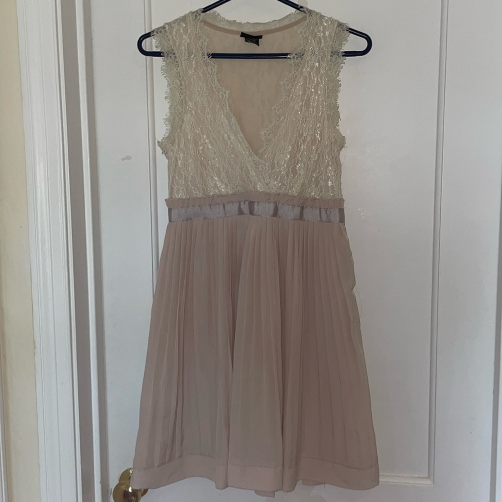 Excellent condition Rue21 cream lace dress (size M)